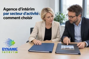 Deux professionnels assis à une table examinent des documents bleus lors d’une réunion.
